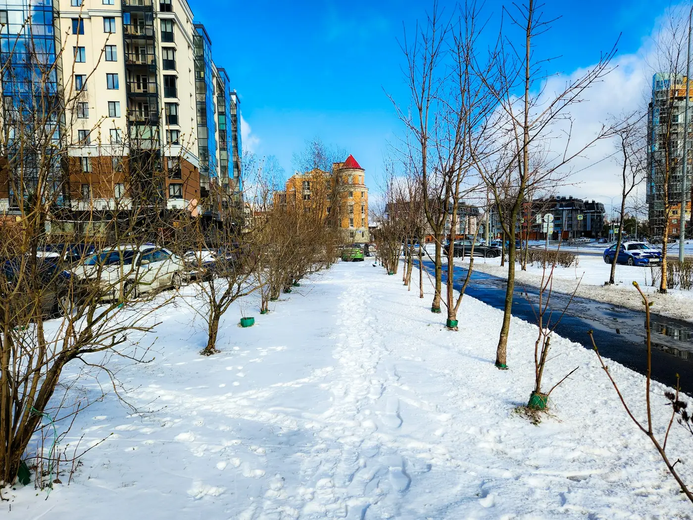 Verschneiter Weg in einer Stadt